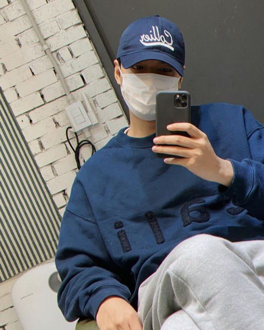 李敏镐发布最新自拍照 戴口罩帽子盘腿坐