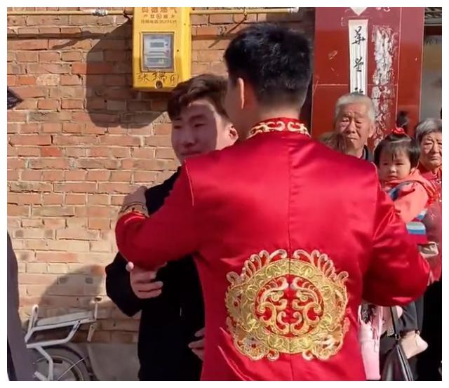 感动！山东一小伙不舍姐姐出嫁哭成泪人，离别时姐夫下车安慰弟弟休闲区蓝鸢梦想 - Www.slyday.coM