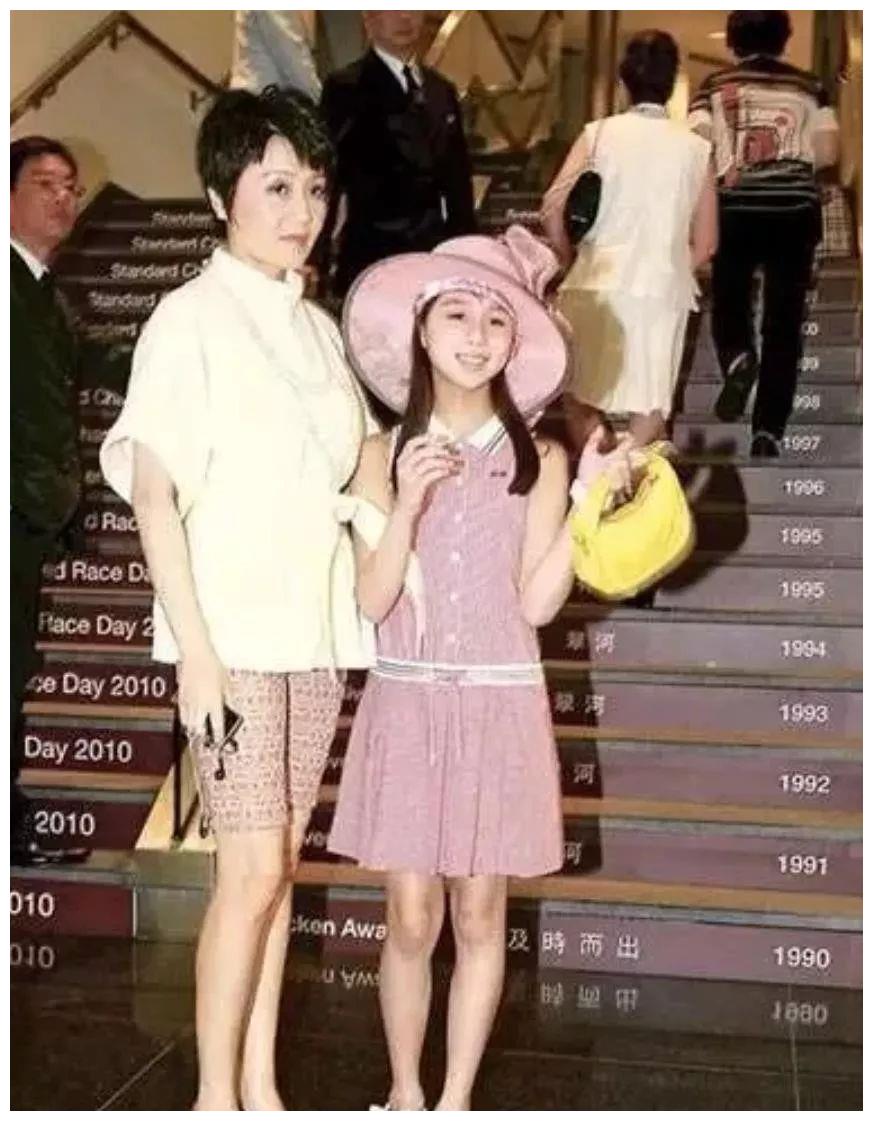正文  翻看何超欣小时候的皂片就可以看出,她从小就是个小美人胚子