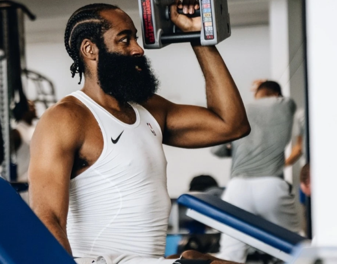 哈登的变化极大,从照片来看哈登整个人精壮了不少,肌肉线条非常明显