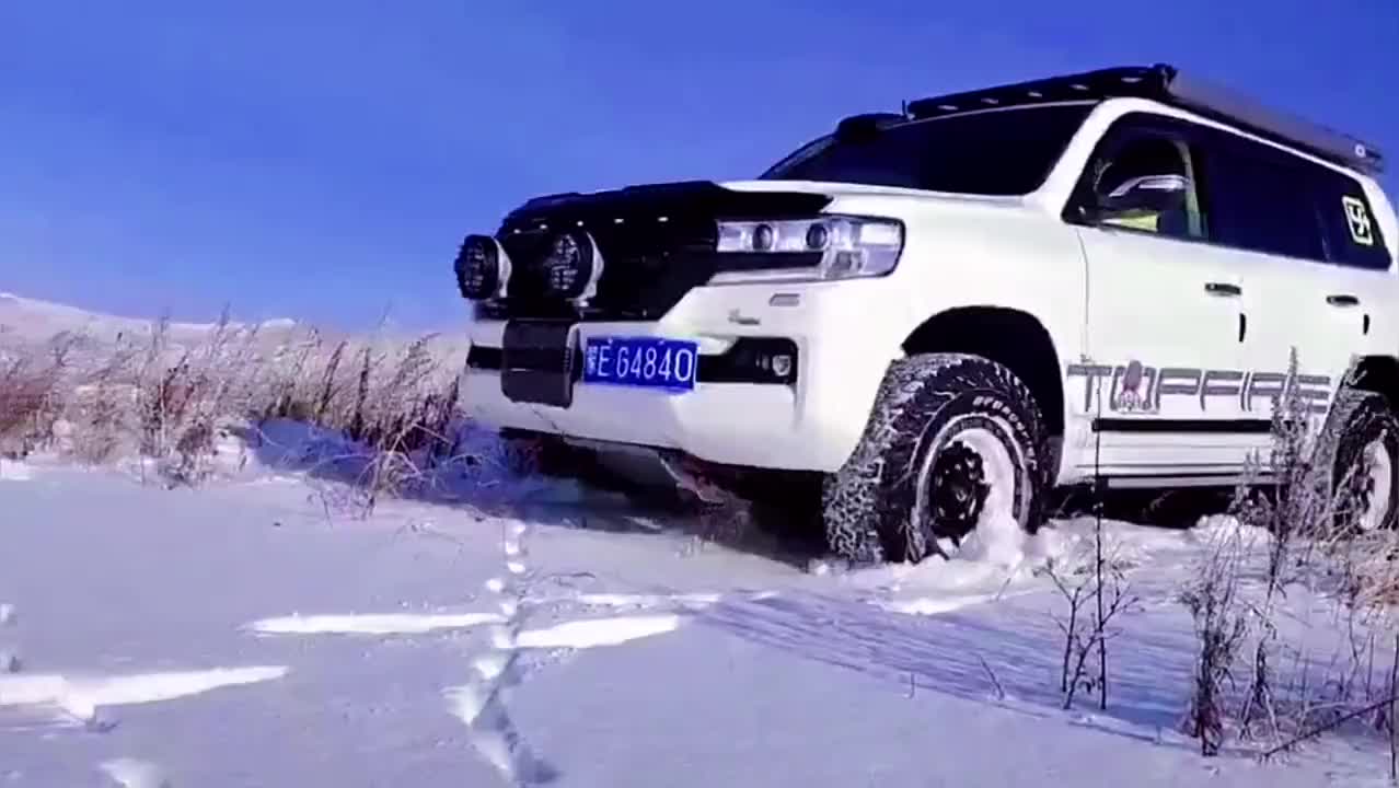 这大酷路泽,雪地穿越真是太帅了!