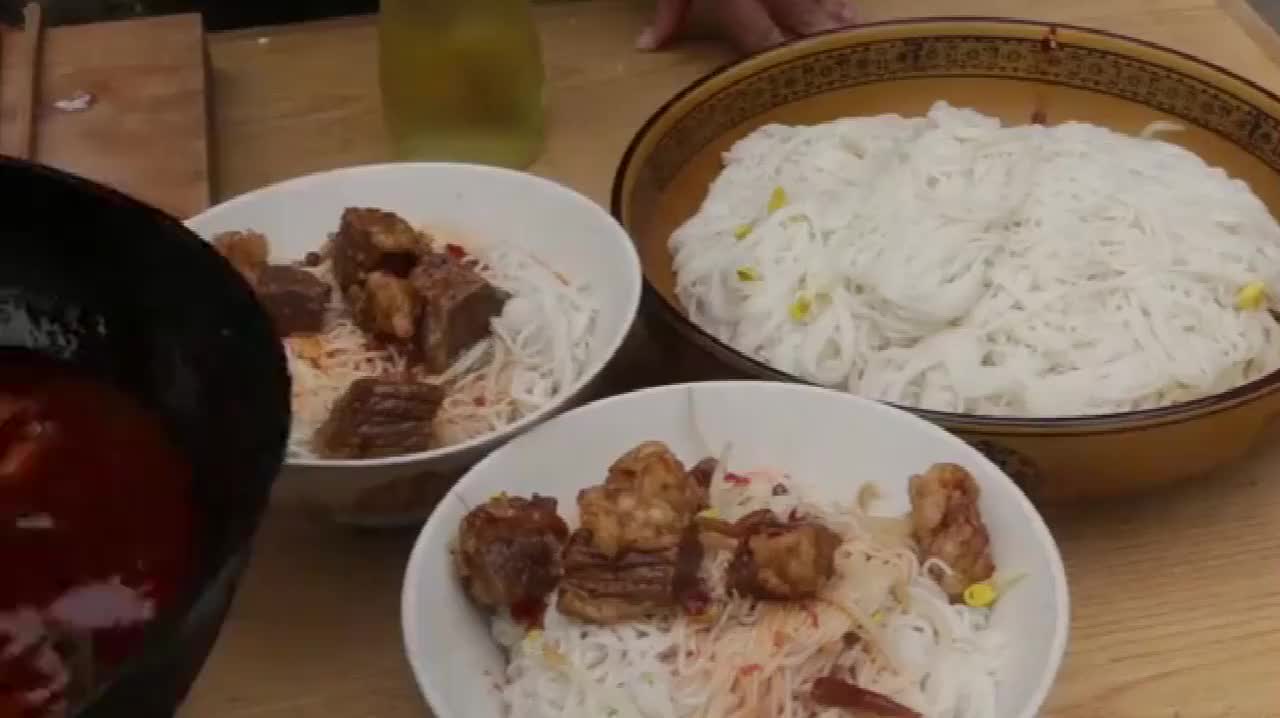 秋妹和姐姐做牛肉米线,麻辣鲜香,牛肉超大坨,大口嗦粉吃过瘾