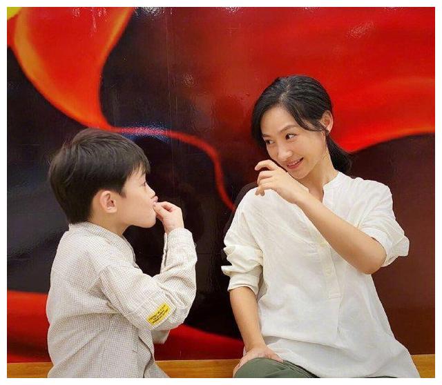 "安贵人"陶昕然晒与儿子合照,戏外女儿超软萌,真是人生赢家