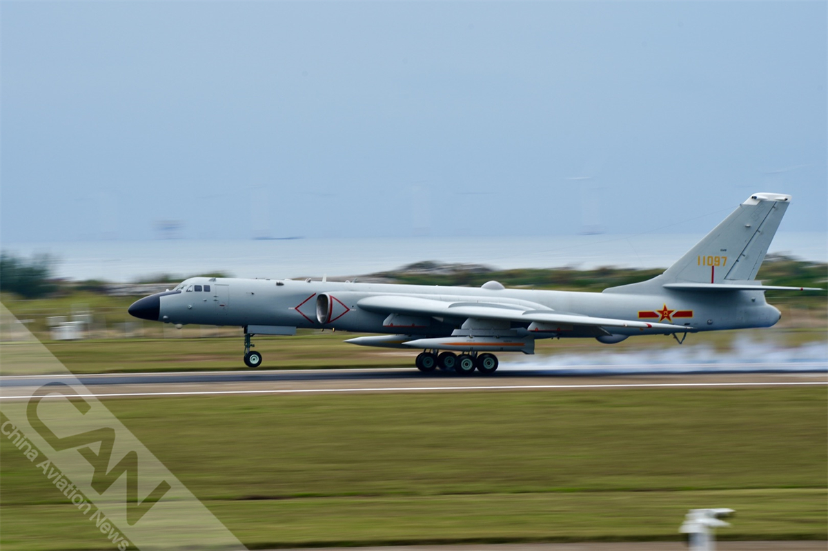 压迫感满满轰6k飞抵航展现场摄影岳书华