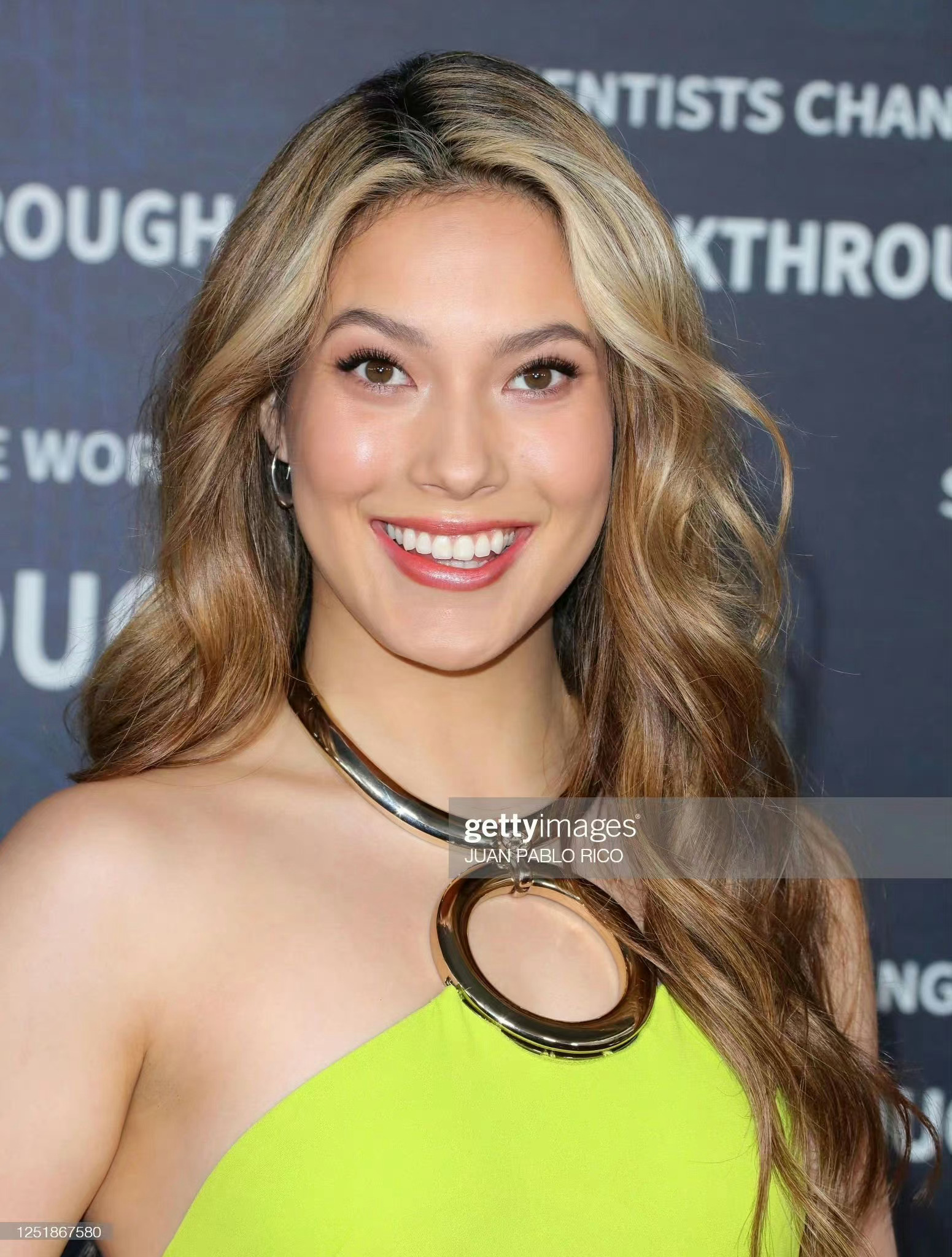 谷爱凌一身荧光绿修身礼服出席breakthroughprize