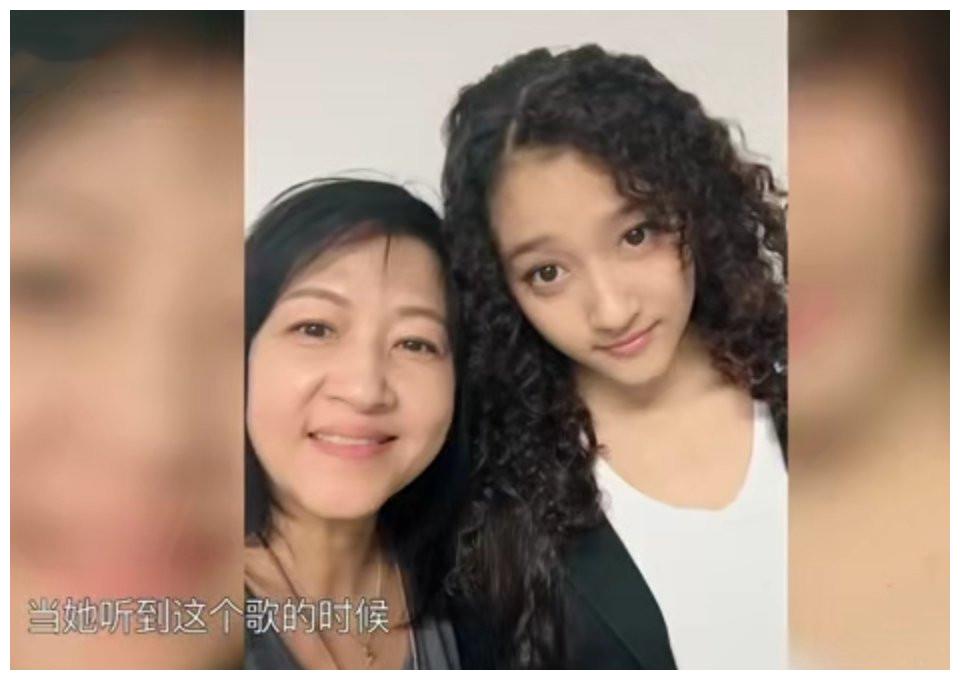 关晓彤晒与母亲合照祈求不会变老继承妈妈颜值肉嘟嘟小脸超可爱