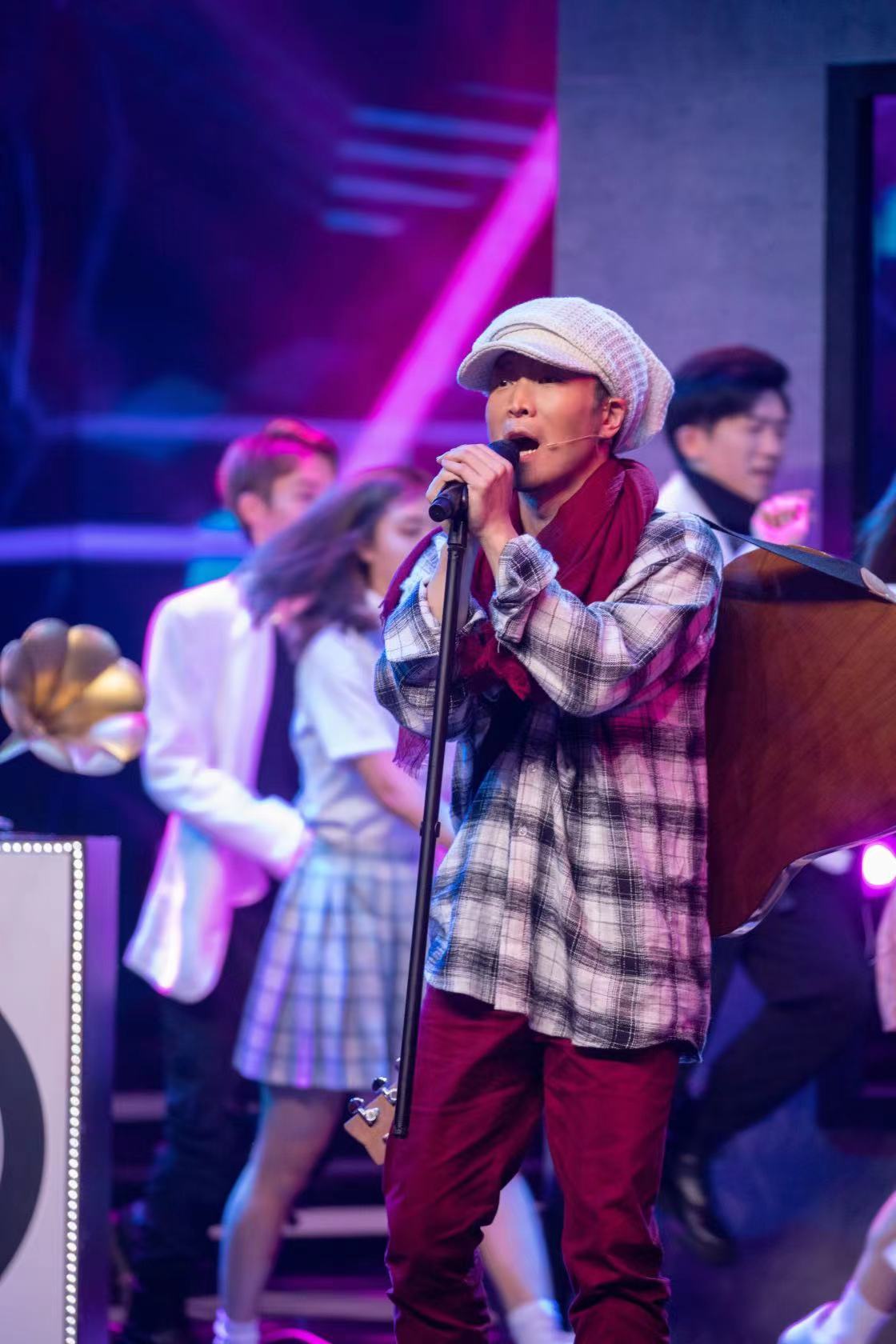 张海宇《百变大咖秀》一人饰二角 模仿朴树重现经典大获好评