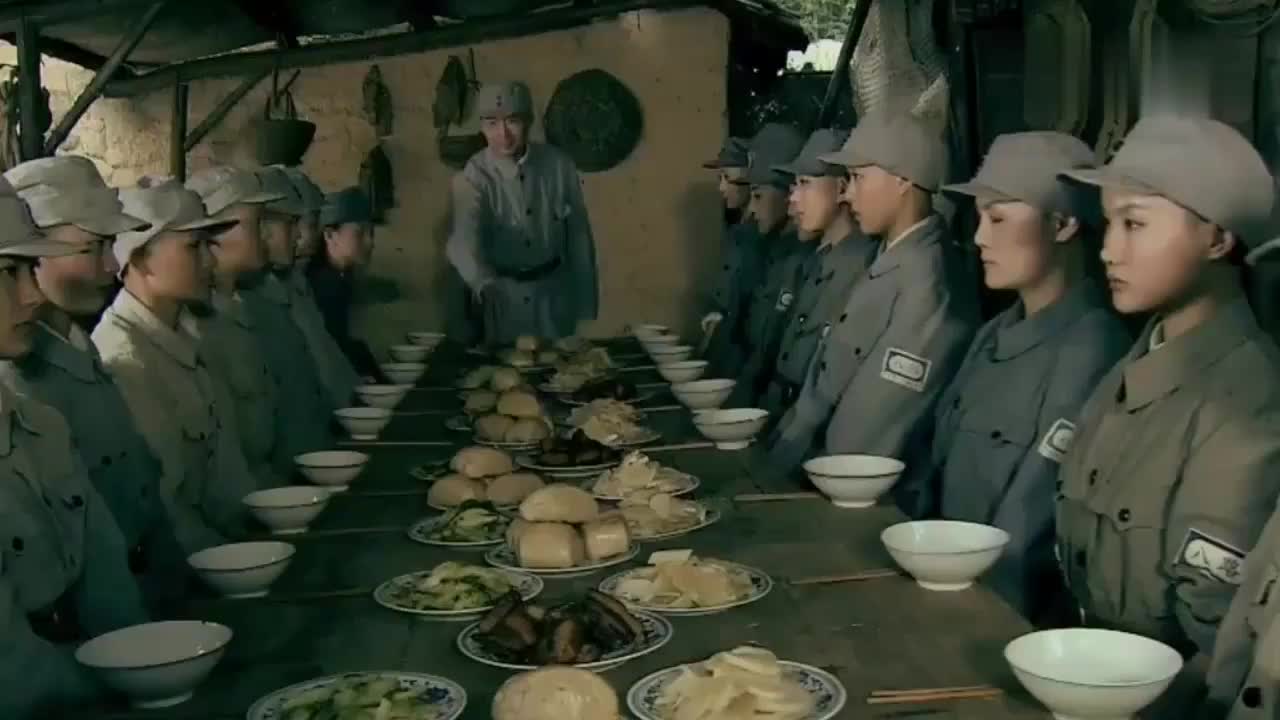 影视:女兵们以前都是尼姑,不吃肉,这一桌子肉可惜了!