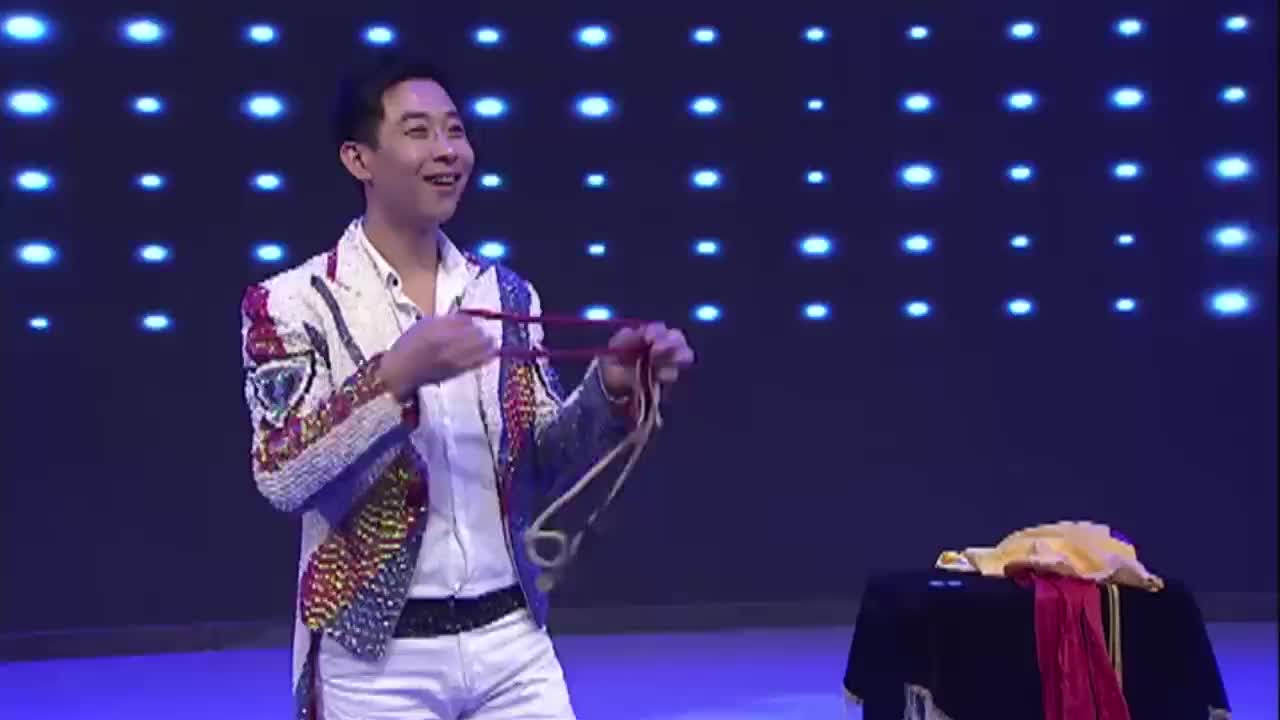 爱笑会议室:曹然然台上变魔术,竟比专业魔术师还强,观众笑嗨