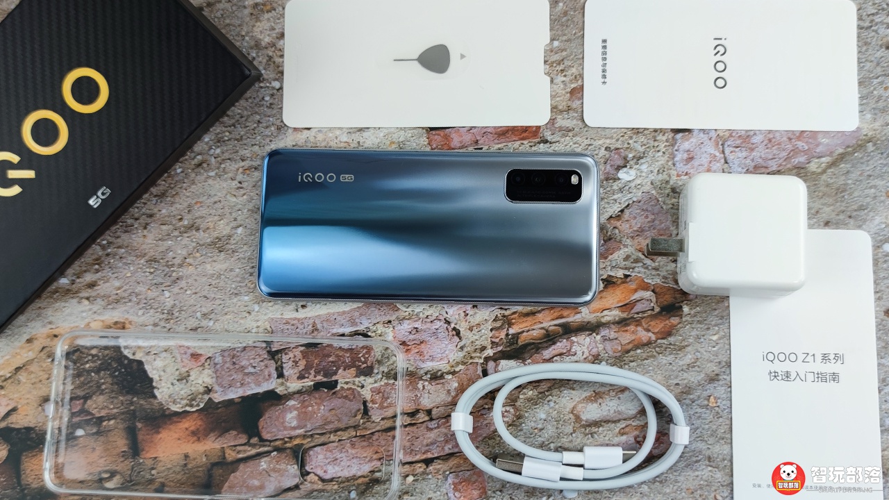 iqooz1开箱图赏星河银配色星河边际的一束银蓝光亮