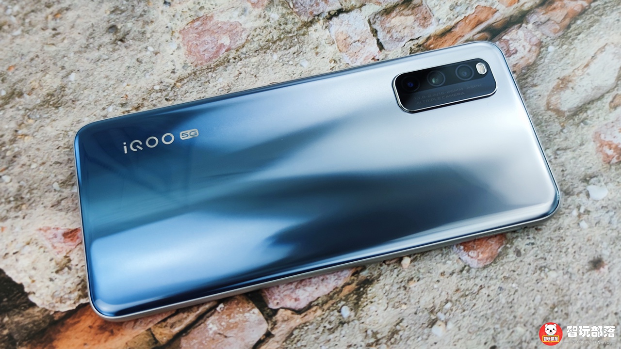 iqooz1开箱图赏星河银配色星河边际的一束银蓝光亮