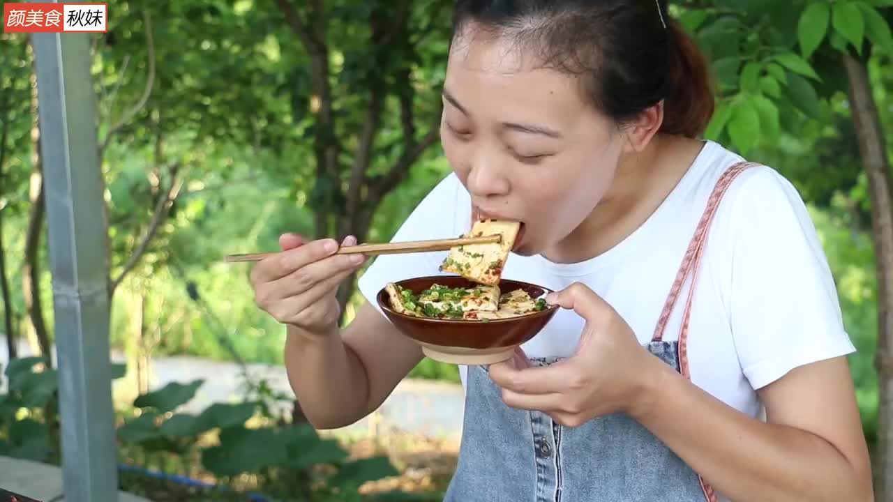 秋妹今天做铁板豆腐,四川很有名的一道小吃,麻辣鲜香一次吃过瘾