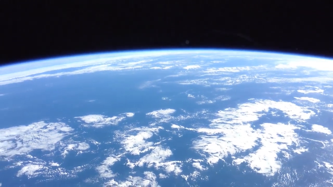 国际空间站上的地球,地平线,太阳能板,云都可以看见