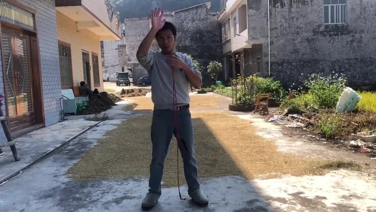 阿汉拿狗狗来变魔术,用绳子勒住狗狗的脖子,还好没有发生意外