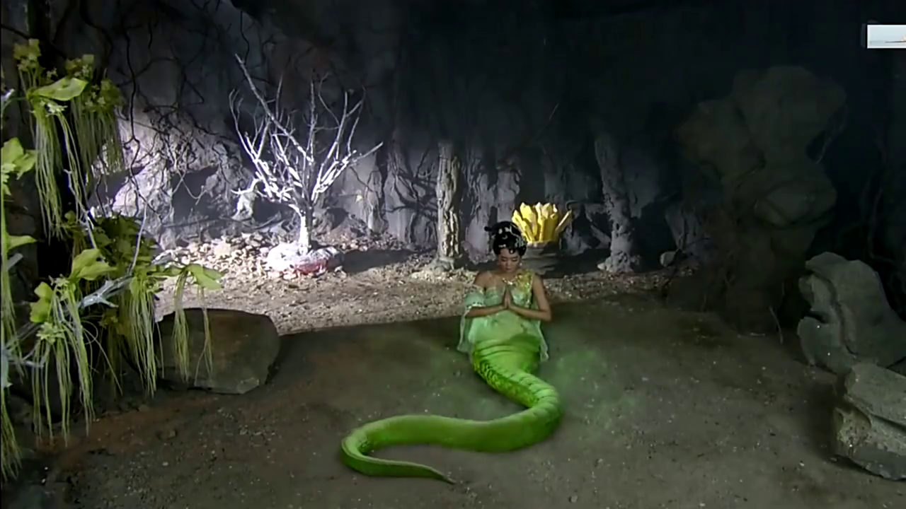 蛇妖附身凡人身上,却不料上山时被毒蛇围攻,无奈之下现出原形