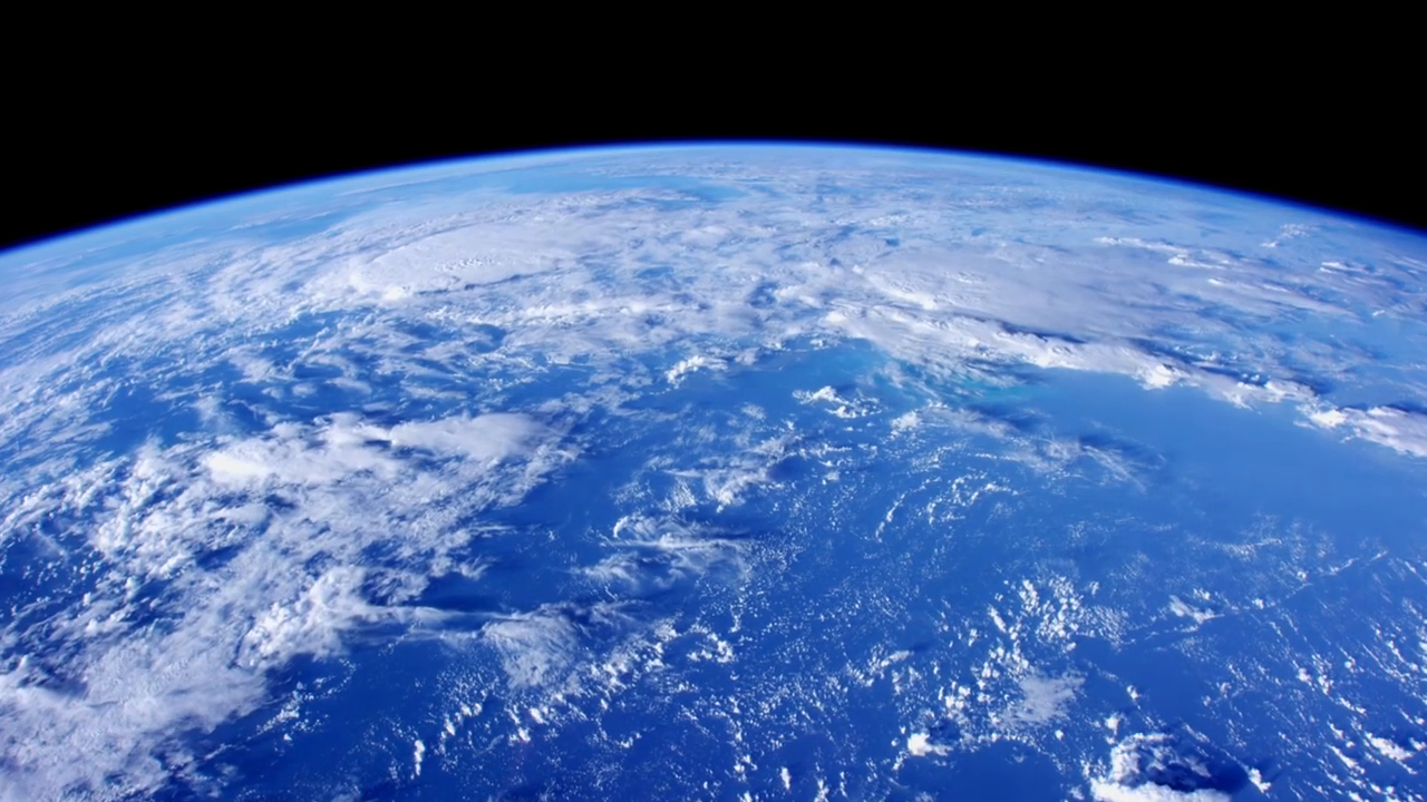 蓝色的海洋与白白的云朵,这里便是太空,从白天进入黑夜