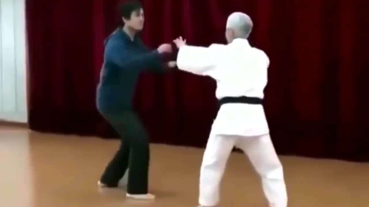 乡下女子深藏不露 一套中原拳法 打败空手道