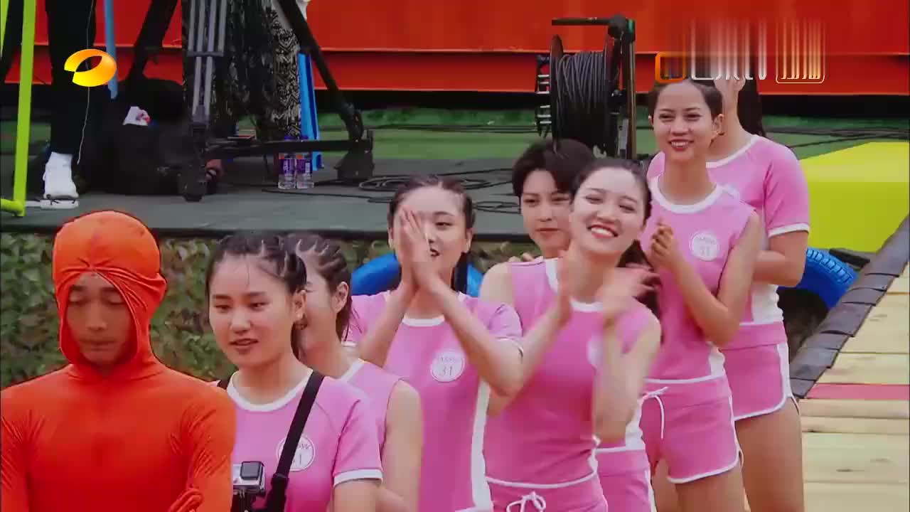 摇啊笑啊桥小绵羊队pk小姐姐们,满屏幕大长腿卖力狂扭,真好看