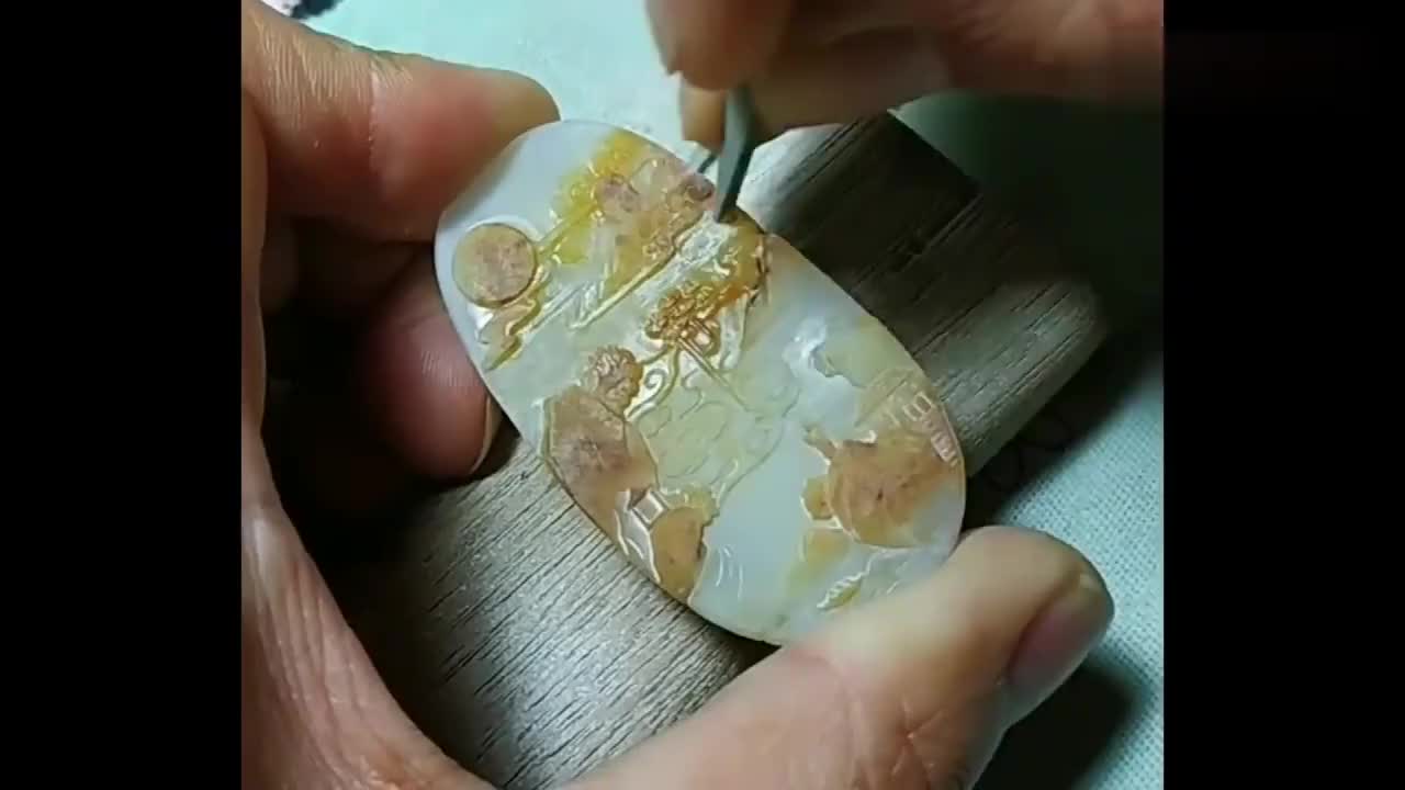 老师傅才敢在这么贵的玉石上面雕刻