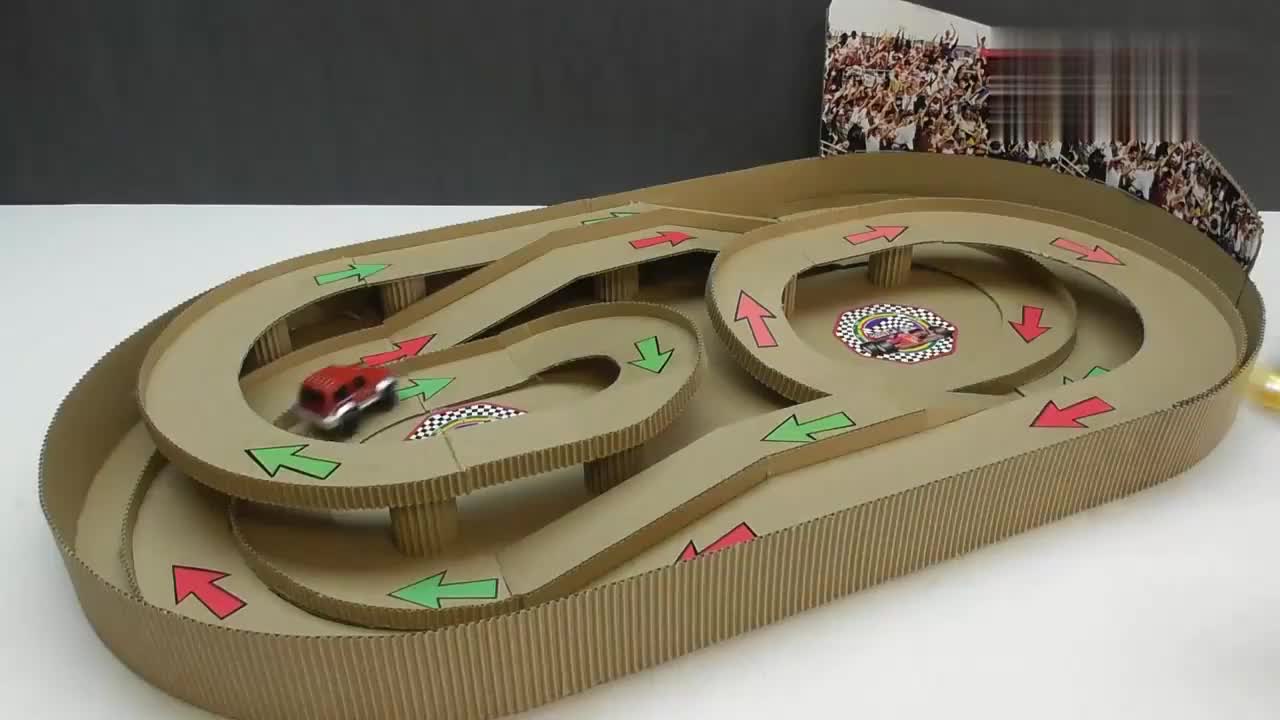 用纸板diy汽车跑道玩起来真带劲看看他是怎么制作的
