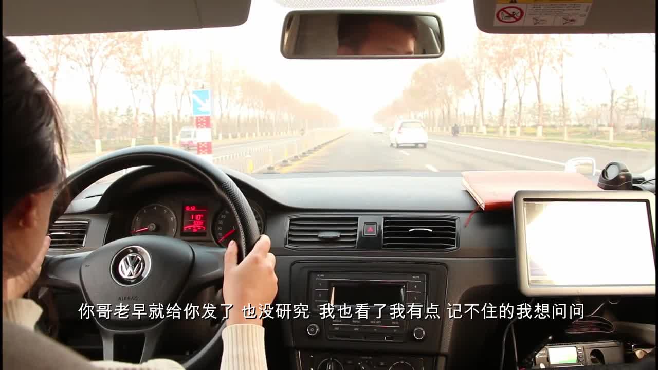 可爱女学员科目三模拟考试,现场表示:教练你摸摸我的手