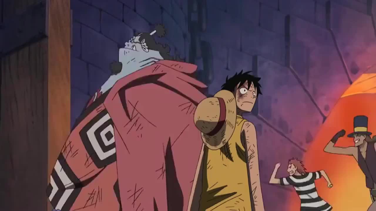 路飞从黑胡子身边经过,黑胡子问他空岛是存在的吧,路飞转头看他