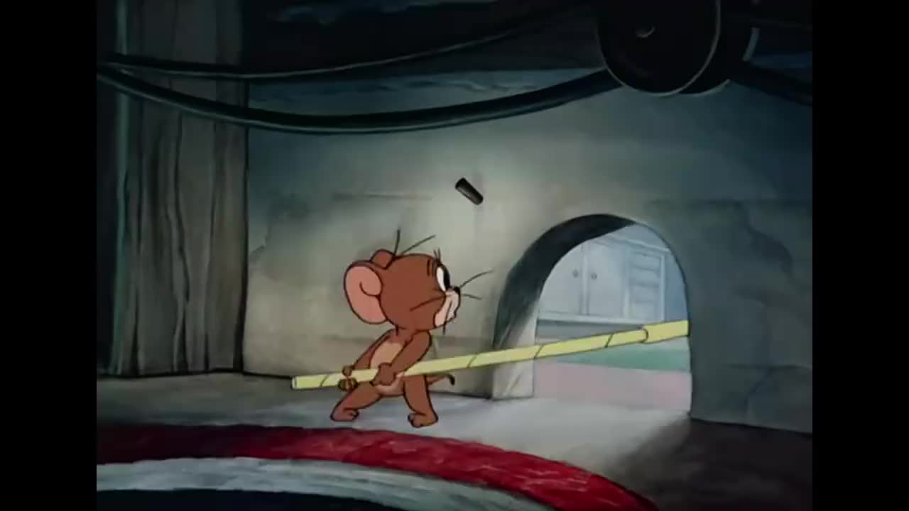 猫和老鼠杰瑞偷喝牛奶不料汤姆棋胜一招直接把小老鼠吸过来