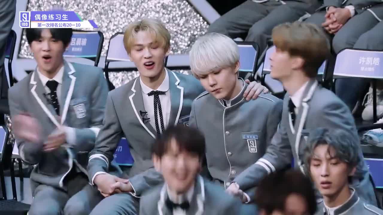 李权哲成团宠,朱正廷全程陪伴,听到别人晋级激动崩溃