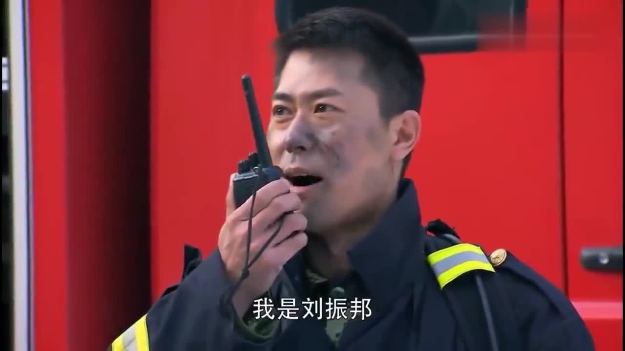 火线英雄:小伙灭火始终没有进展,安队改变方案,小伙有些懵了!