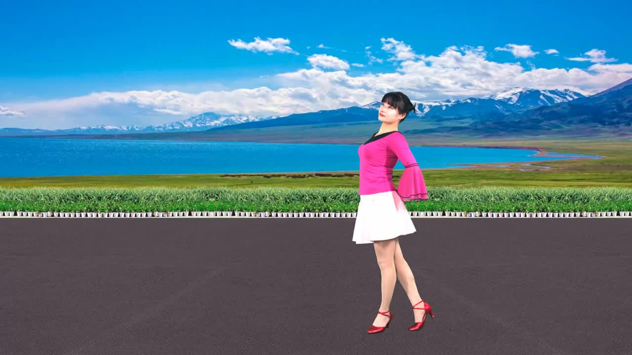 广场舞《山不转水转》简单的动作,带给我们简单的快乐