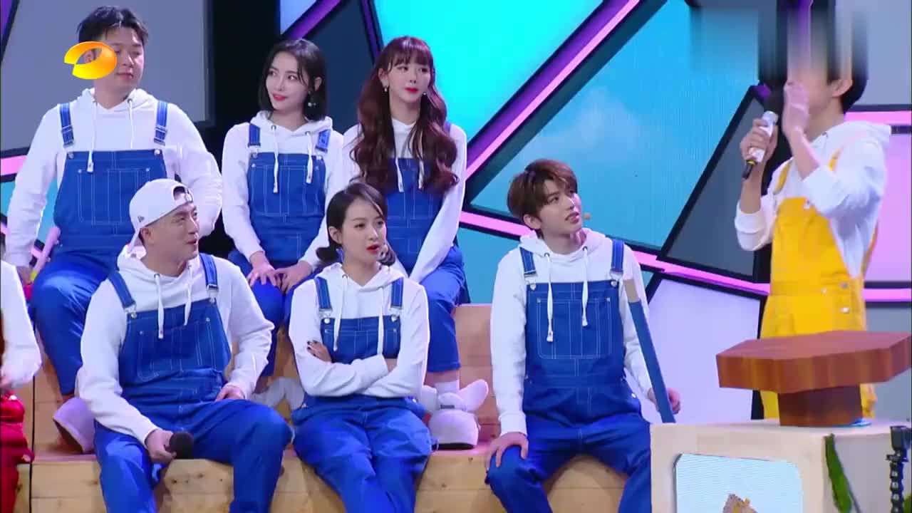 快本:宋茜蔡徐坤接唱《稍息立正站好》,什么词都有,何炅笑疯了