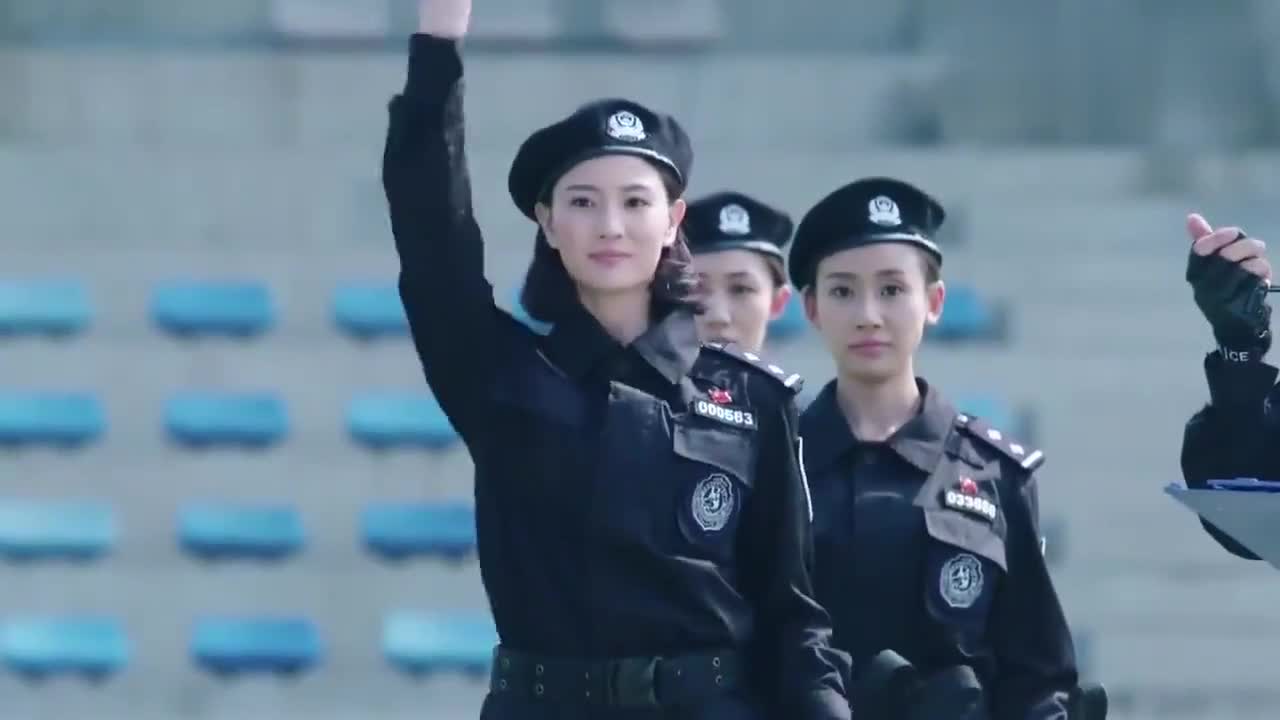 警花与警犬:警犬樱桃太受宠了,警犬队帅犬都追着跑,女主愁了