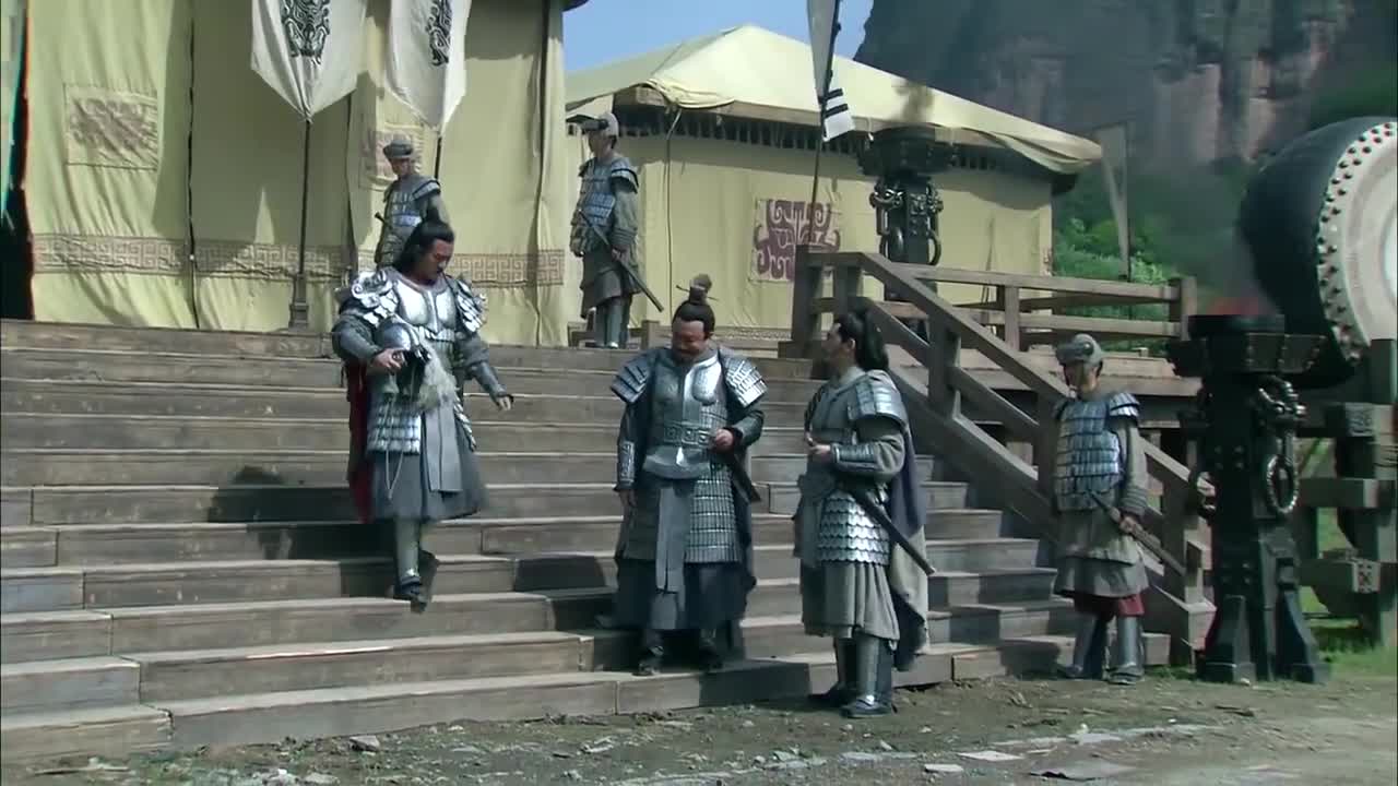 楚汉传奇:项庄认为范增为了龙且,不该再信任,子期认为一致对外