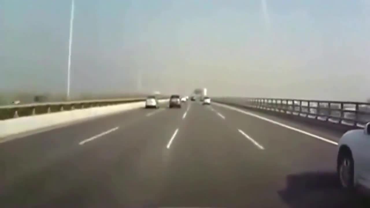 视频：比亚迪唐高速上突然提速，避开歌诗图后还过来搞我，不能原谅