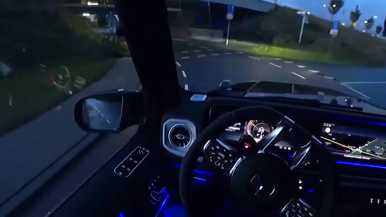 驾驶一台奔驰g63上街这大块头开起来真是爽