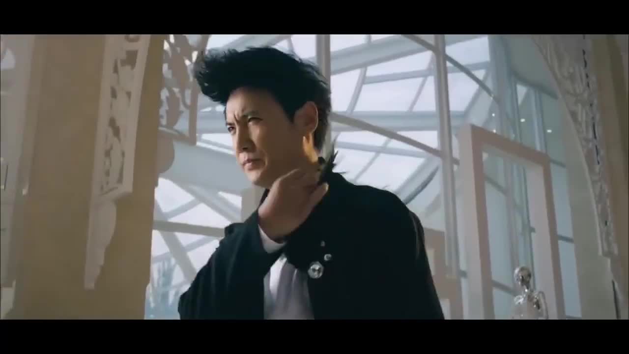 夏洛特烦恼夏洛帅气鸡毛装赴宴却撞衫司仪只得喝酒掩饰尴尬