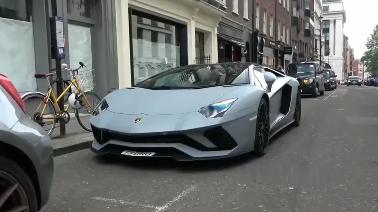 兰博基尼奥迪r8超跑街拍壕的有点过分了