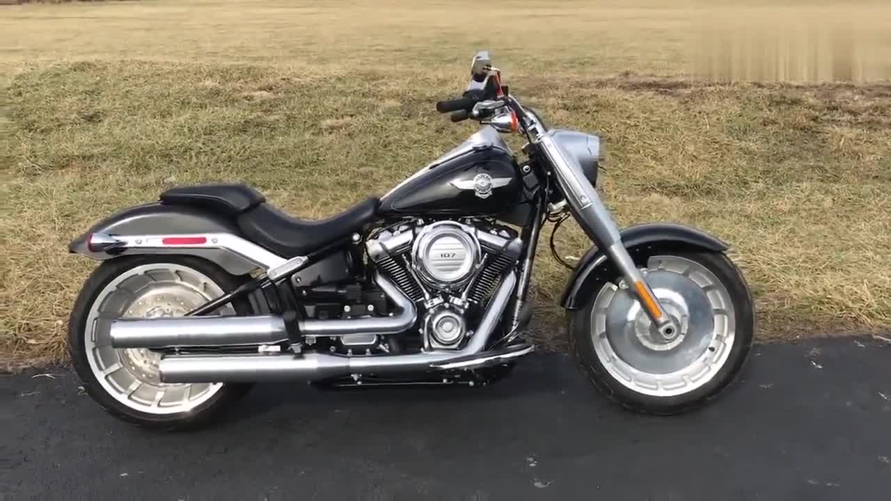 哈雷"肥仔"实车展示,实心轮毂,超宽后胎,够不够霸气?