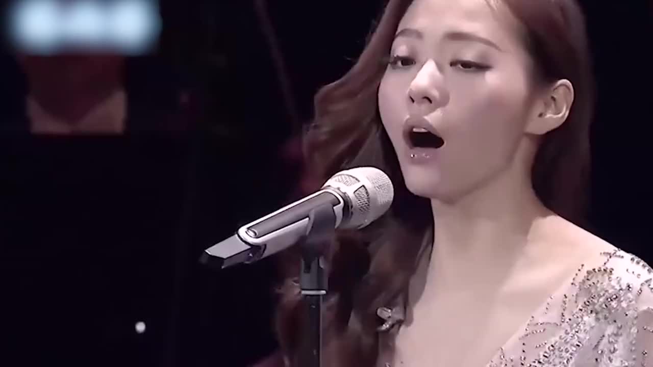张靓颖敢怀疑老娘的唱功老娘现场一个啊字就能让你们闭