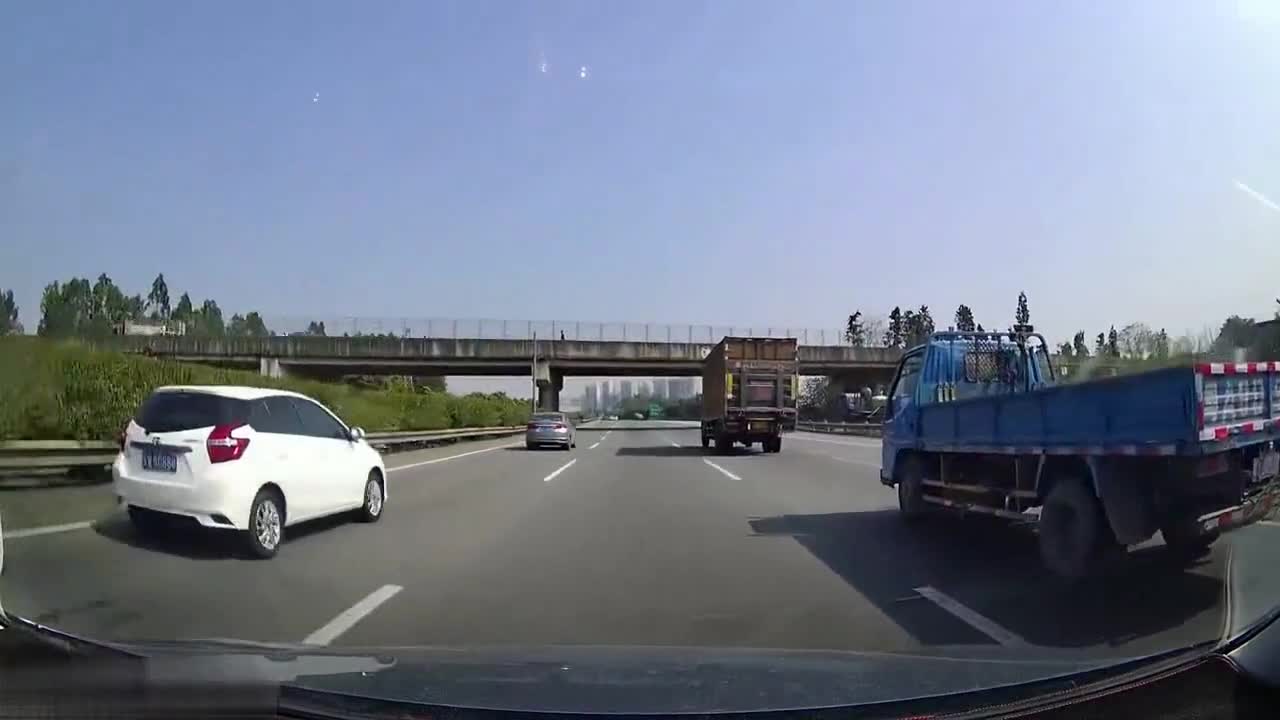 道路中心线超车图片