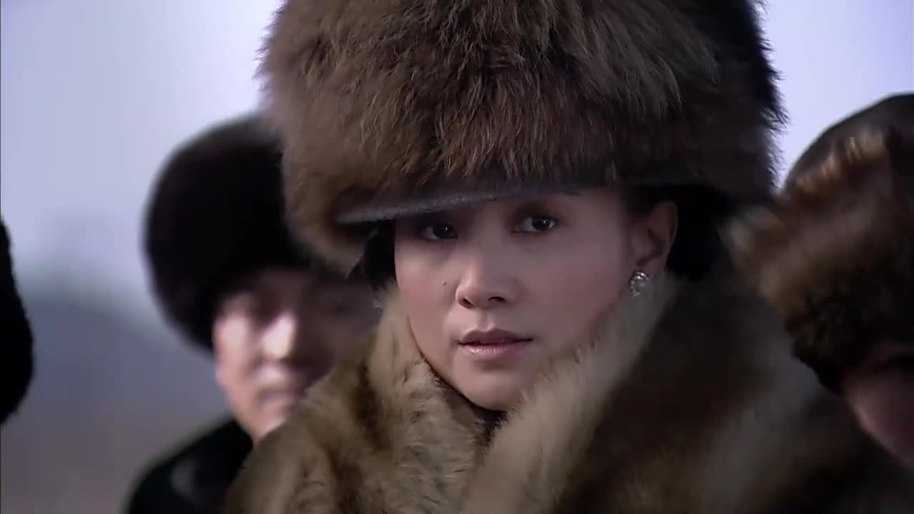 悬崖:顾秋妍上前差点认错人,幸好周乙喊秋妍的名字让她反应过来