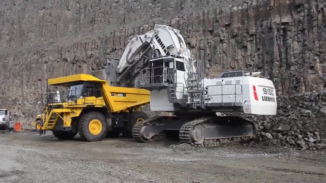 利勃海尔r9150正铲挖掘机装载小松hd605翻斗车