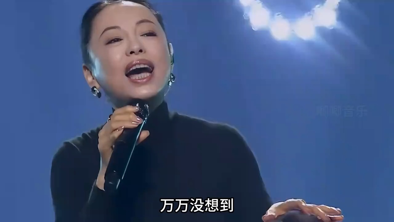 黄绮珊《活着》又杀疯了，听完忍不住落泪，网友：唱的就是我