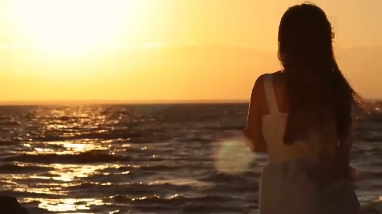 张惠妹《哭砂》MV沙漠泪眼朦胧，情感深刻触动人心！