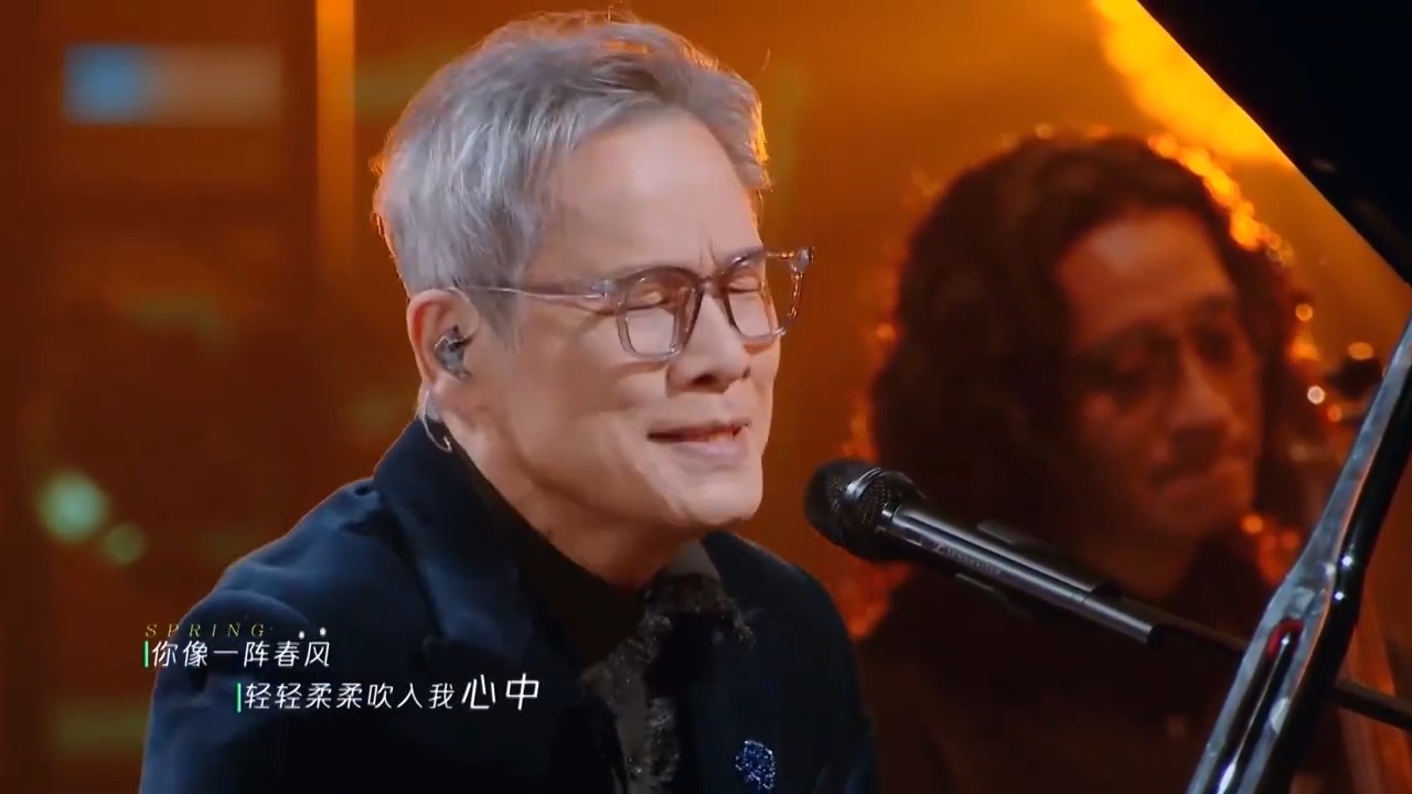罗大佑钢琴弹唱《野百合也有春天》，嗓音故事感拉满丨天赐的声音