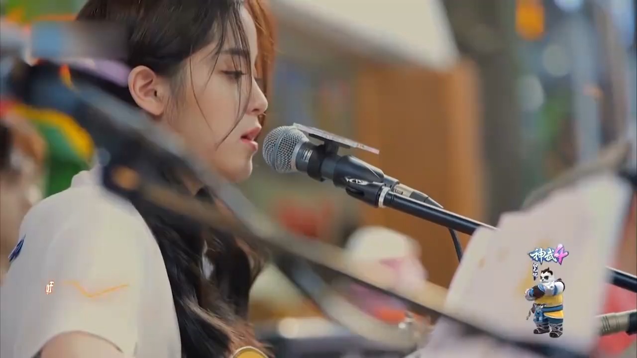 梦幻联动！欧阳娜娜街边吉他弹唱，陈立农少年音和声丨美好的时光