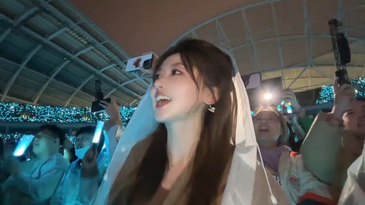 周传雄演唱会美女嗨唱《冬天的秘密》情绪价值直接拉满