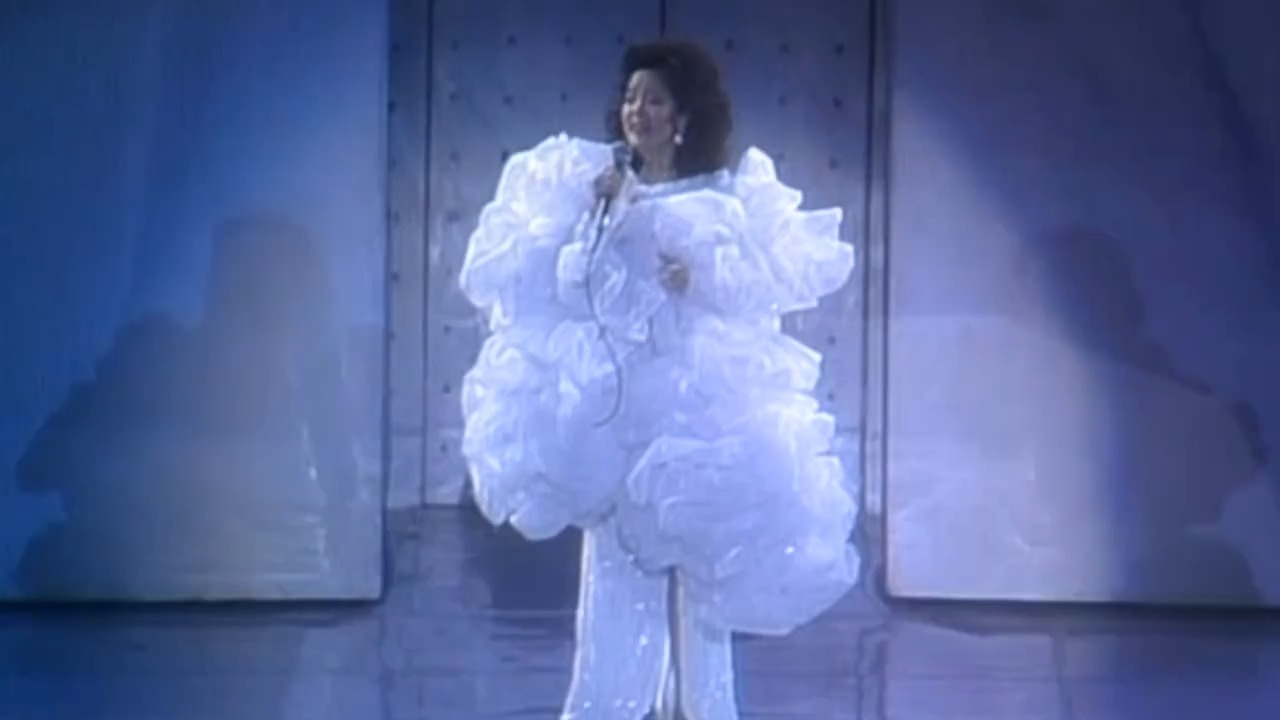 小伙现场翻唱邓丽君的《我只在乎你》，观众大跌眼镜，柳岩看傻了