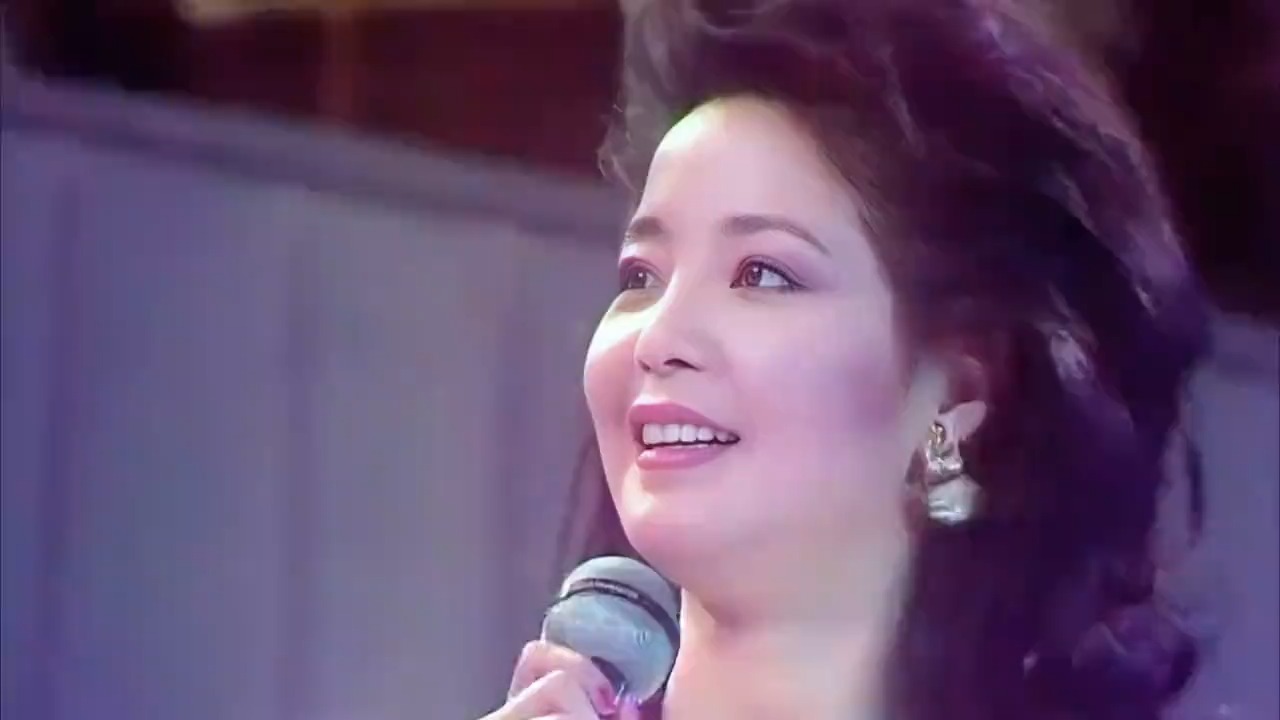 王菲与周深翻唱邓丽君经典老歌，唱功这么厉害？谁的实力更胜一筹