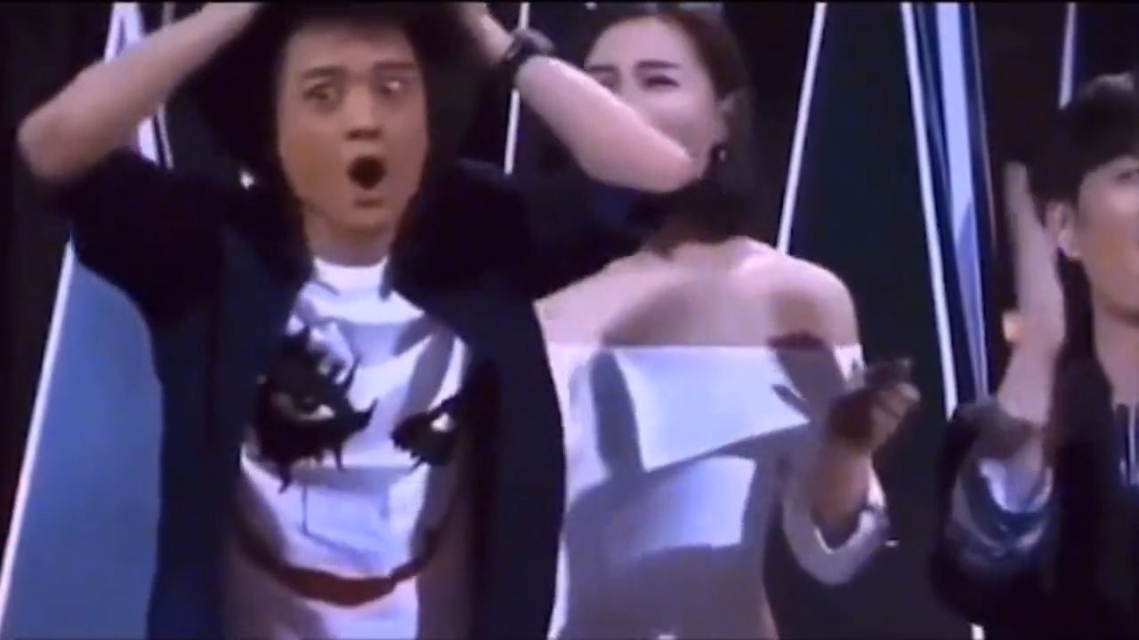 主持人康辉和歌手汤非同唱经典歌曲《涛声依旧》惊艳全场掌声不断